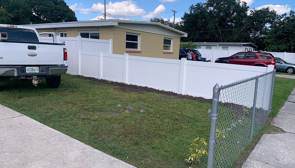 white-vinyl-fence.jpg-4