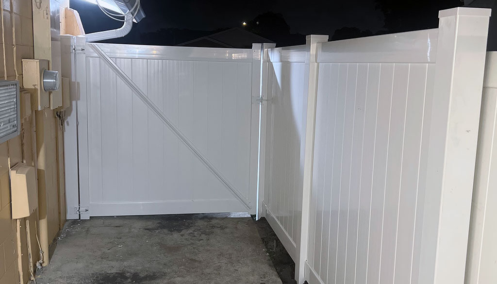 white-vinyl-fence.jpg-5