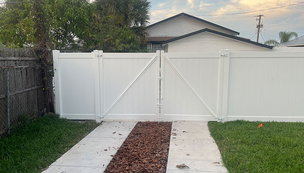 white-vinyl-fence.jpg-9