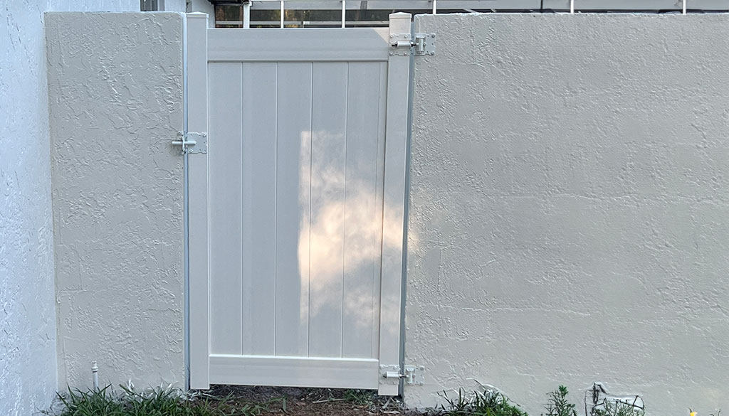 white-vinyl-gate-1